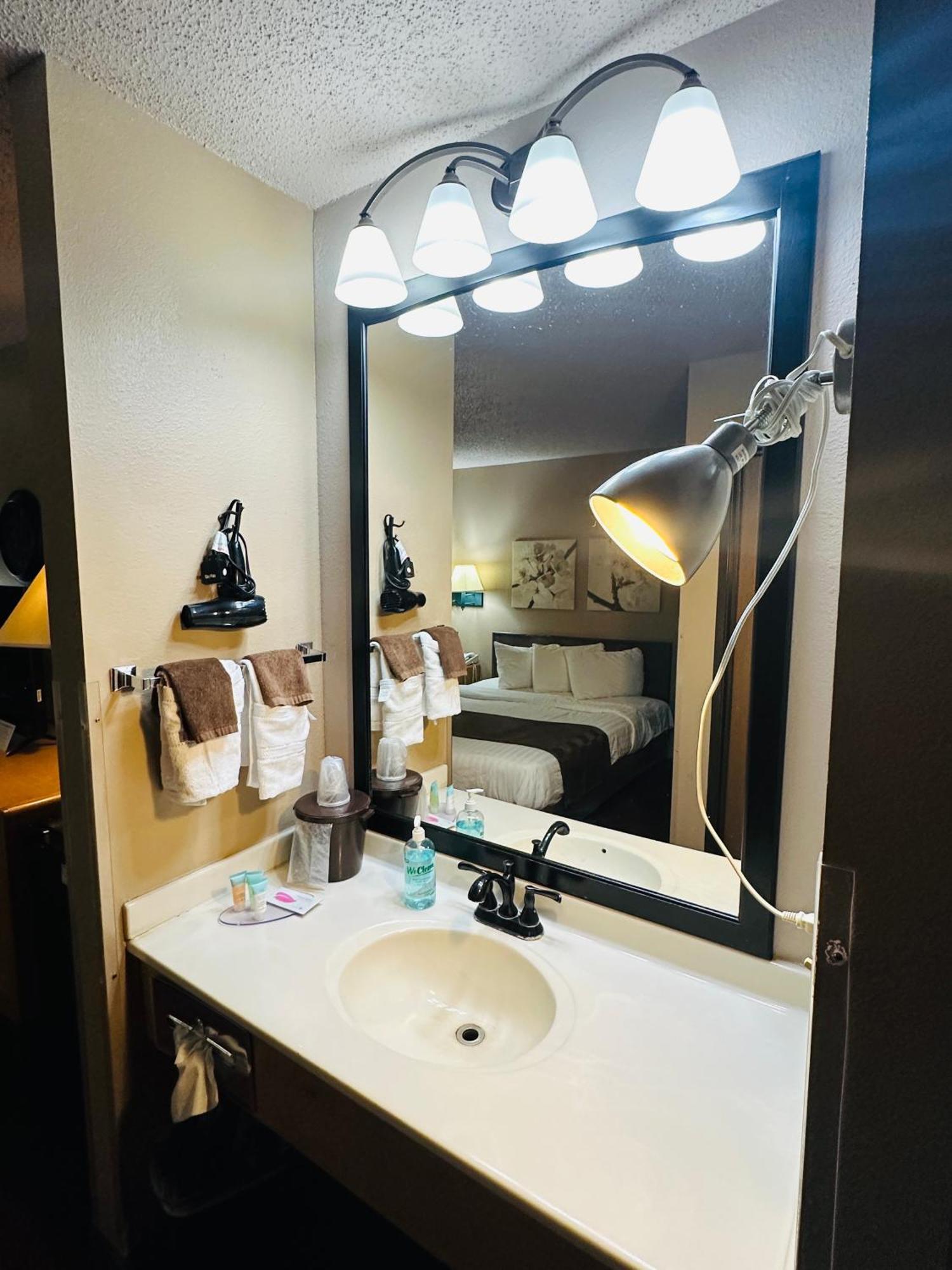 De Smet Super Deluxe Inn & Suites Eksteriør billede